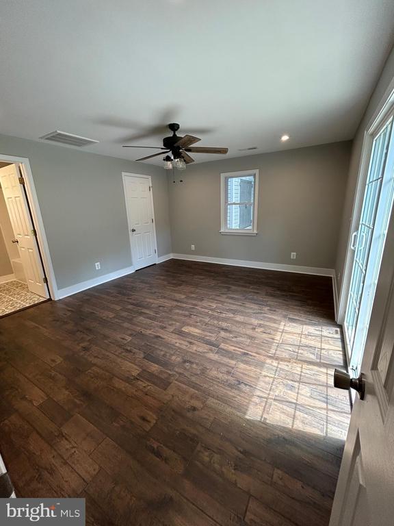 1346 Lakeshore Dr N, Louisa, VA 23093 - empty room with dark wood-style flooring, a ceiling fan, and recessed lighting