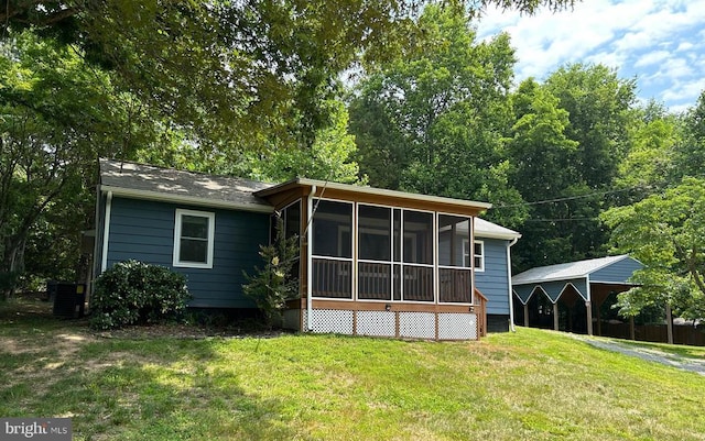 1346 Lakeshore Dr N, Louisa, VA 23093 - rear view of property with a sunroom and a yard
