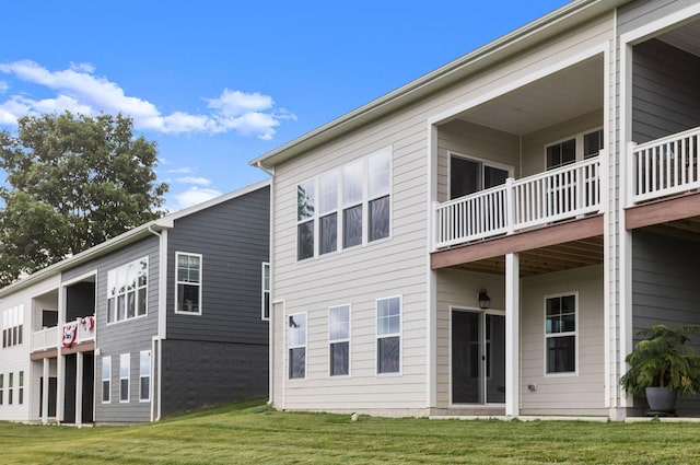 2892 Rutlege Rd Unit 177, Rockingham, VA 22801 - back of house featuring a lawn and a balcony