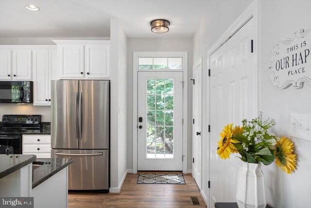 326 Anna Highview, Bumpass, VA 23024 - entryway with dark wood finished floors, baseboards, and recessed lighting