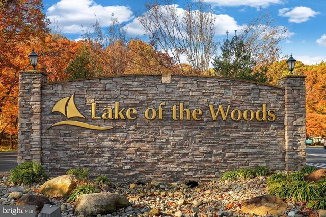 view of community / neighborhood sign