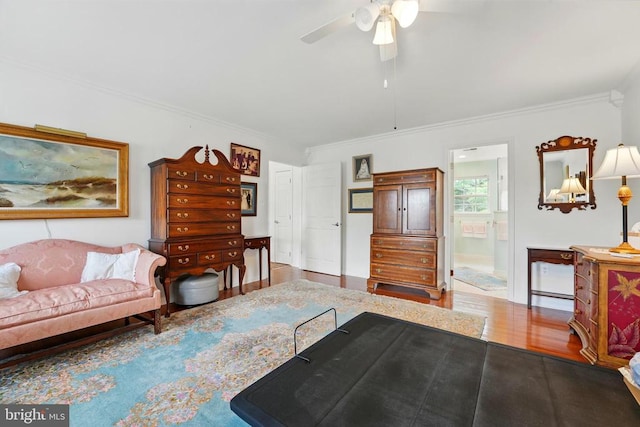 living room featuring crown molding, a ceiling fan, and wood finished floors