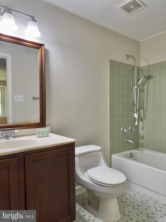 2 Short Cir, Fredericksburg, VA 22407 - full bathroom with toilet, vanity, bathtub / shower combination, and a textured ceiling