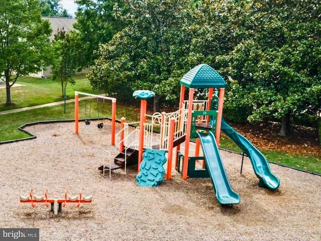 6215 Hot Spring Ln, Fredericksburg, VA 22407 - community playground with a yard