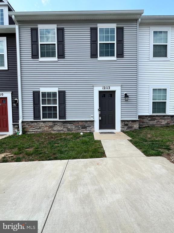 12112 Bowling Farm Ct, Fredericksburg, VA 22407 - townhome / multi-family property featuring stone siding
