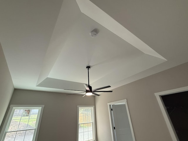 1522 2nd St, Waynesboro, VA 22980 - detailed view of ceiling fan and a smoke detector