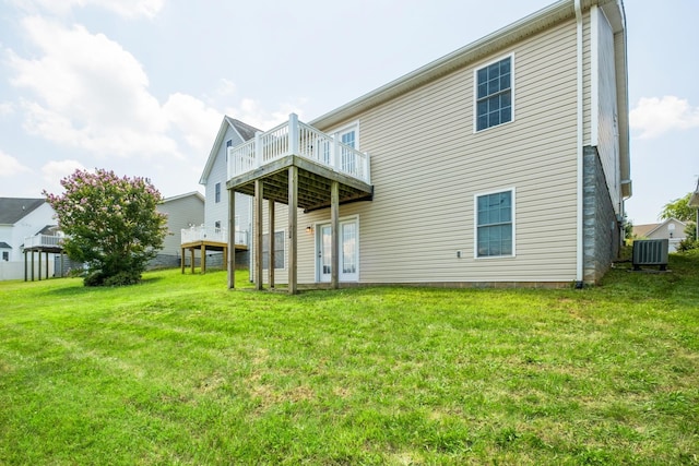 233 Overview St, Waynesboro, VA 22980 - back of property with a lawn and a deck