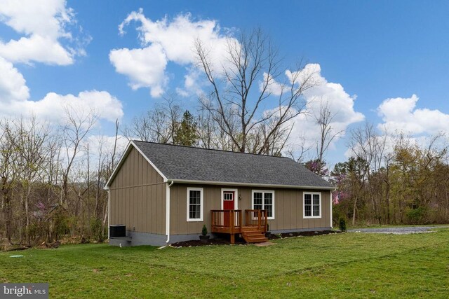 147 Fishermans Ln, Luray, VA 22835 - view of front of home with a front yard and roof with shingles