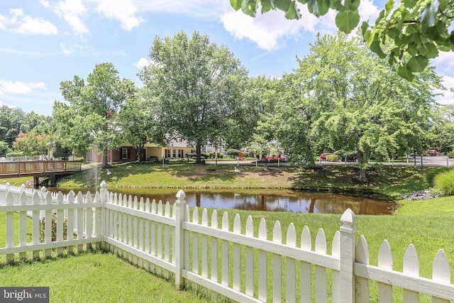 11611 Hampshire Ct, Fredericksburg, VA 22407 - fenced yard with a water view