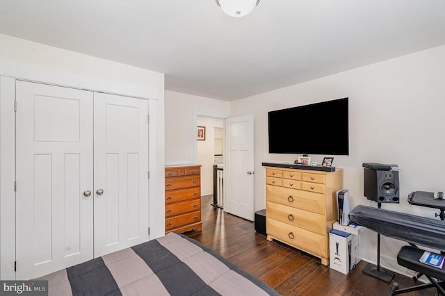 8806 Commons Cir, Spotsylvania, VA 22553 - bedroom with dark wood-type flooring and a closet