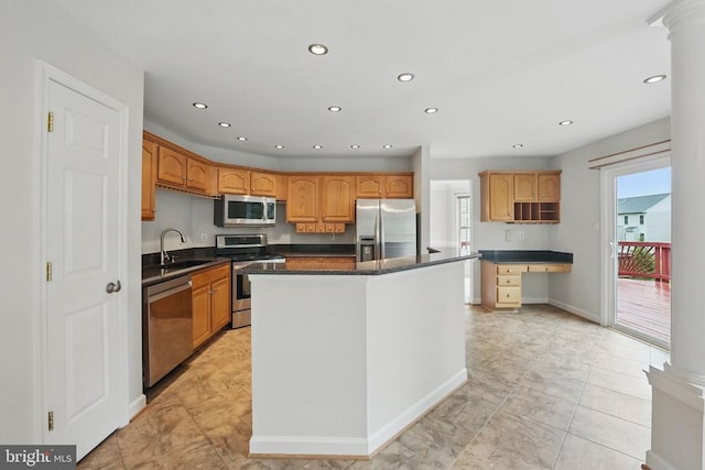 538 Colony Ct, Warrenton, VA 20186 - kitchen with appliances with stainless steel finishes, recessed lighting, dark countertops, a kitchen island, and a sink
