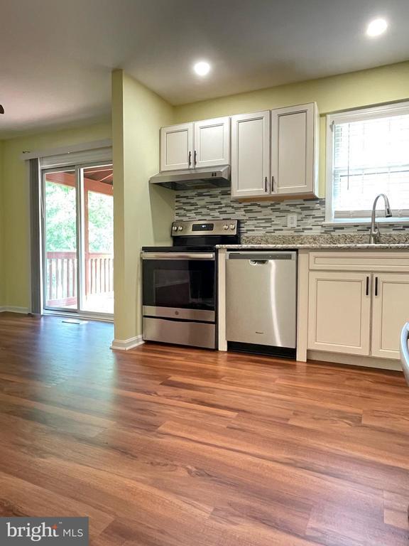 4504 Mine Rd, Fredericksburg, VA 22408 - kitchen featuring appliances with stainless steel finishes, under cabinet range hood, decorative backsplash, a sink, and recessed lighting