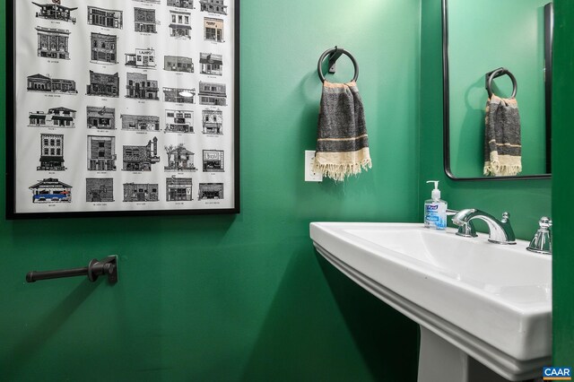 bathroom featuring a sink