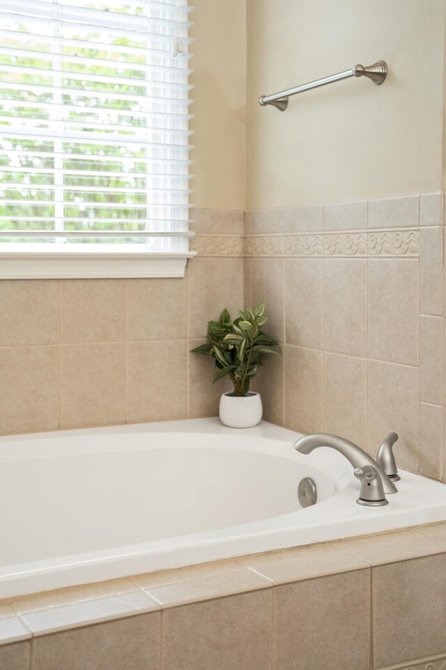 11 Tradewind Cir, Fishersville, VA 22939 - full bath featuring a bath