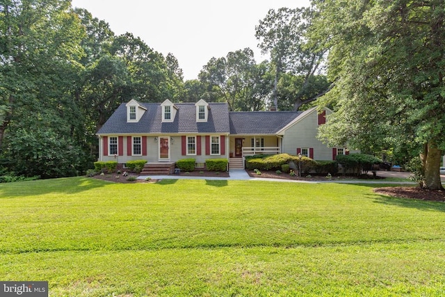 1550 Clover Dr, Fredericksburg, VA 22407 - new england style home featuring a front lawn and a shingled roof