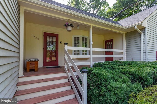 1550 Clover Dr, Fredericksburg, VA 22407 - doorway to property with a shingled roof