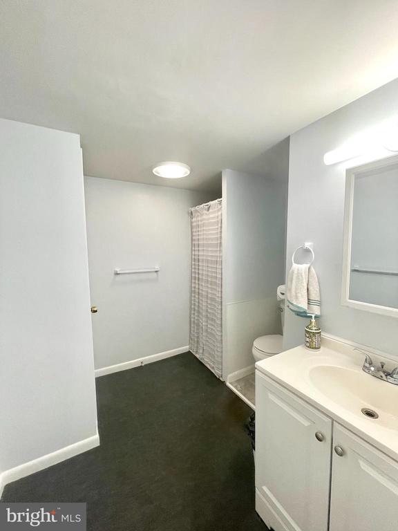 264 Fairfield Dr, Warrenton, VA 20186 - full bathroom with vanity and toilet