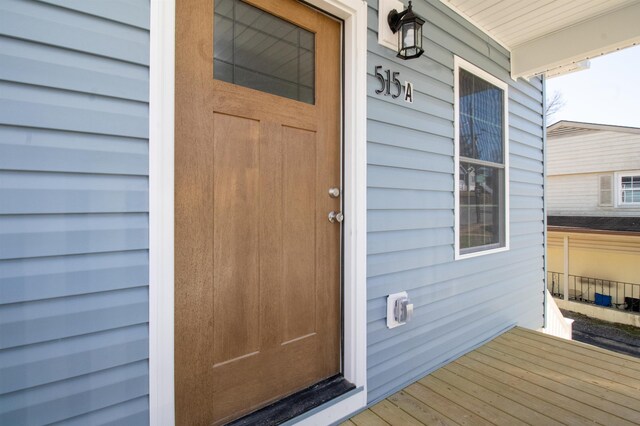 entrance to property featuring a porch