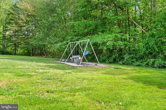 view of green lawn
