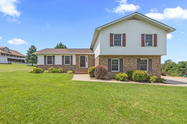 336 Hollingsworth Rd, Woodstock, VA 22664 - split level home with brick siding and a front lawn