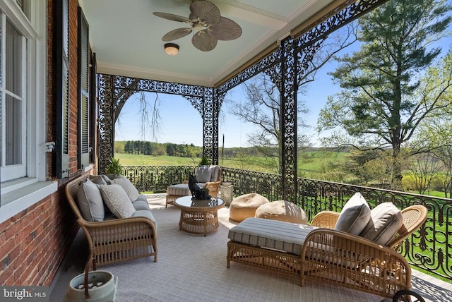 sunroom with ceiling fan