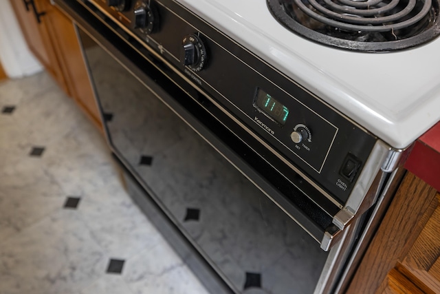 409 Thomas St, Staunton, VA 24401 - detailed view of stove