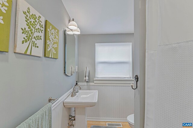 316 6 1/2 St, Charlottesville, VA 22903 - full bath featuring toilet, wainscoting, wood finished floors, and a shower with curtain
