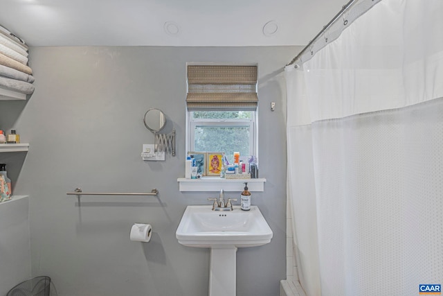 full bath featuring a shower with shower curtain