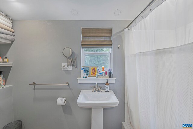 316 6 1/2 St, Charlottesville, VA 22903 - full bath featuring a shower with shower curtain