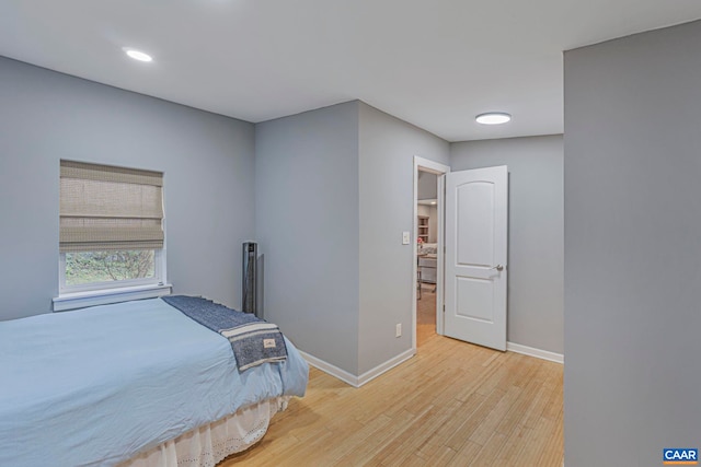 bedroom featuring light wood-style floors, baseboards, and recessed lighting