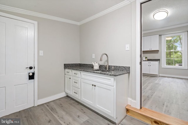 105 Washington St E, Remington, VA 22734 - bar area featuring a sink, light wood-type flooring, ornamental molding, and baseboards