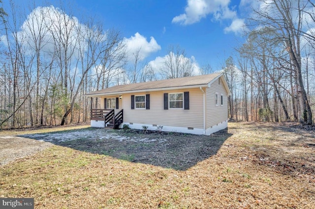 view of front facade featuring crawl space