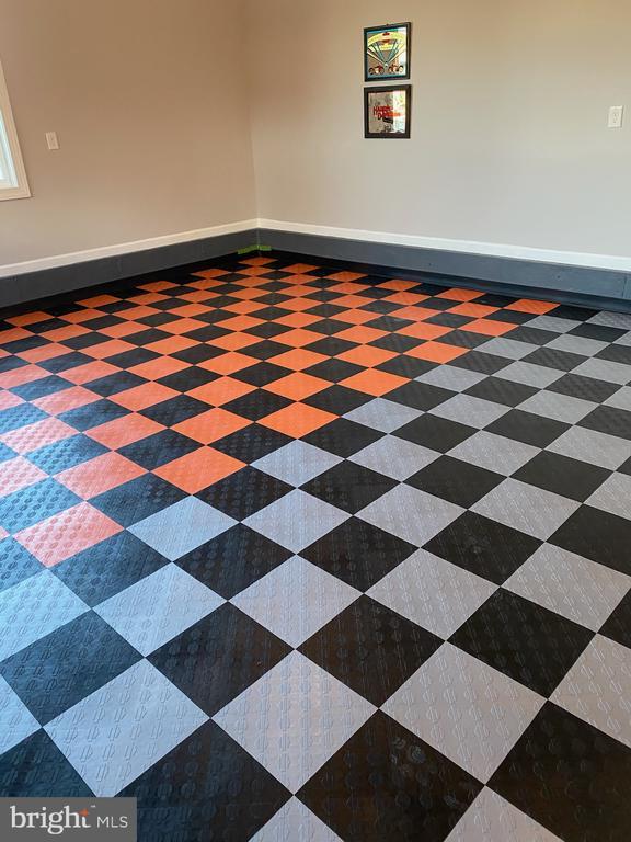 empty room featuring baseboards