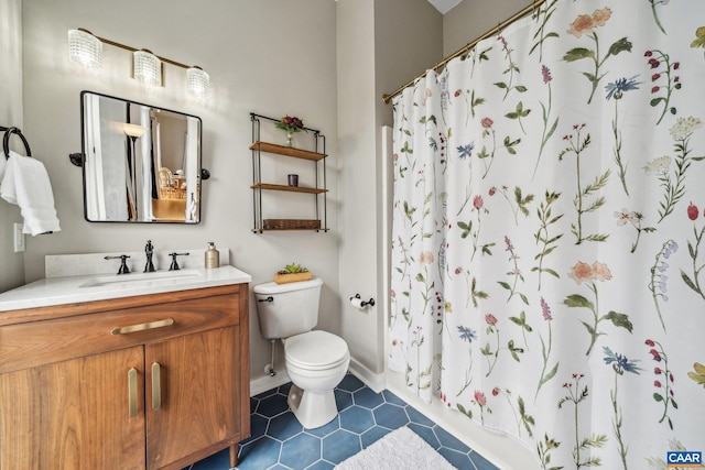full bathroom featuring tile patterned flooring, toilet, vanity, and a shower with curtain