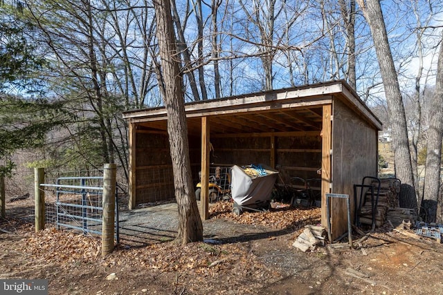 view of pole building featuring dirt driveway