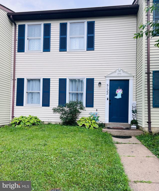 5122 Cottonwood Ct, Fredericksburg, VA 22407 - townhome / multi-family property with a front yard