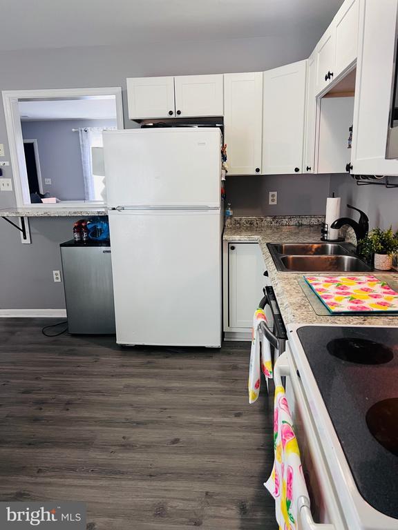 5122 Cottonwood Ct, Fredericksburg, VA 22407 - kitchen featuring white appliances, white cabinetry, and dark wood-style flooring