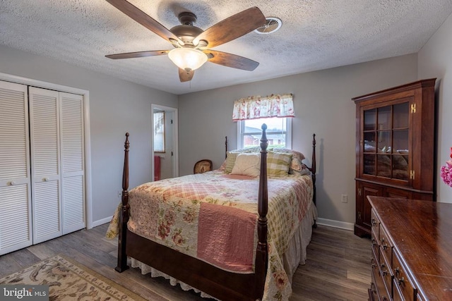 bedroom with a closet, wood finished floors, baseboards, a textured ceiling, and ceiling fan