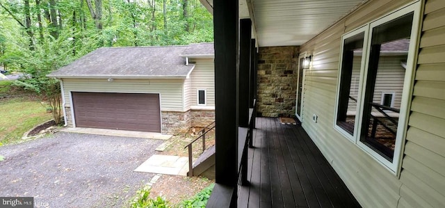 garage featuring gravel driveway