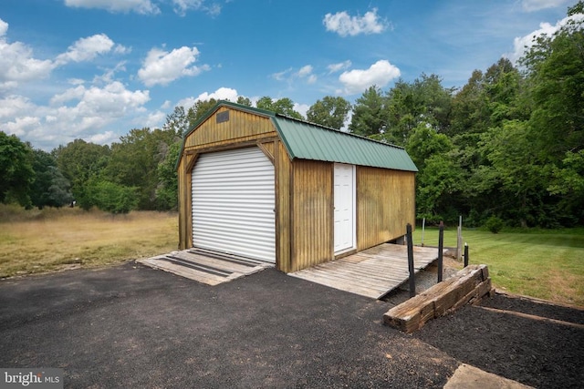 19253 Rolling Hills Dr, Culpeper, VA 22701 - garage featuring a forest view