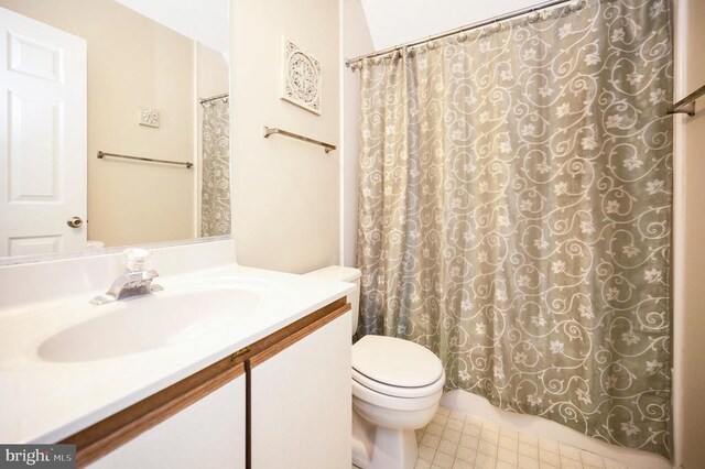 215 Mt Pleasant Dr, Locust Grove, VA 22508 - full bath with vanity and curtained shower