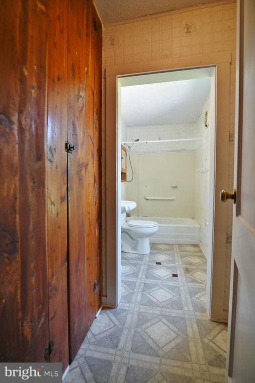 3150 Ida Rd, Luray, VA 22835 - full bath featuring bathing tub / shower combination and tile patterned floors