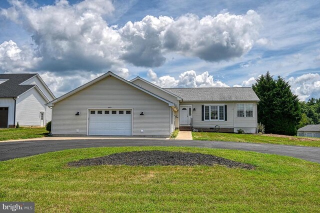 6905 Lakes Edge Way, Mineral, VA 23117 - ranch-style house with asphalt driveway, a front yard, and a garage