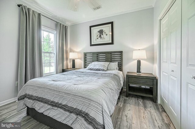 6905 Lakes Edge Way, Mineral, VA 23117 - bedroom featuring a closet, crown molding, wood finished floors, baseboards, and a ceiling fan