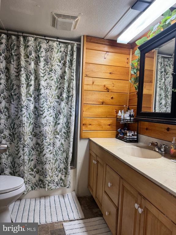633 Ridge View Ln, Shenandoah, VA 22849 - bathroom featuring vanity, shower / tub combo, and a textured ceiling