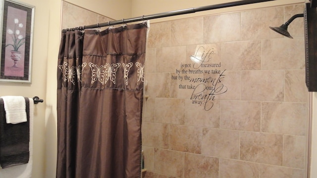 bathroom featuring tiled shower