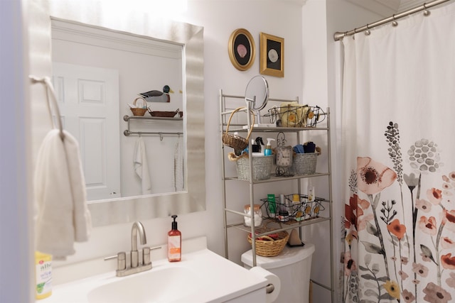 full bath featuring toilet, vanity, and curtained shower