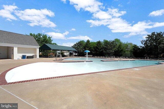 9404 Dalmahoy Ln, Fredericksburg, VA 22408 - community pool with a patio