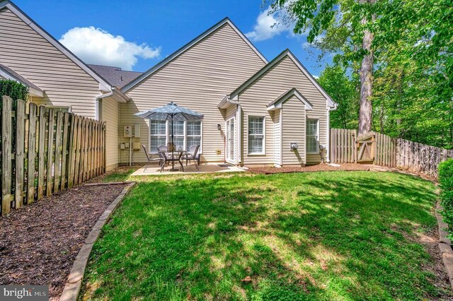 9404 Dalmahoy Ln, Fredericksburg, VA 22408 - back of property with a patio