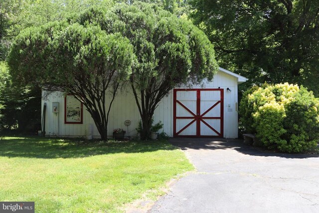  - view of outbuilding featuring driveway and a garage